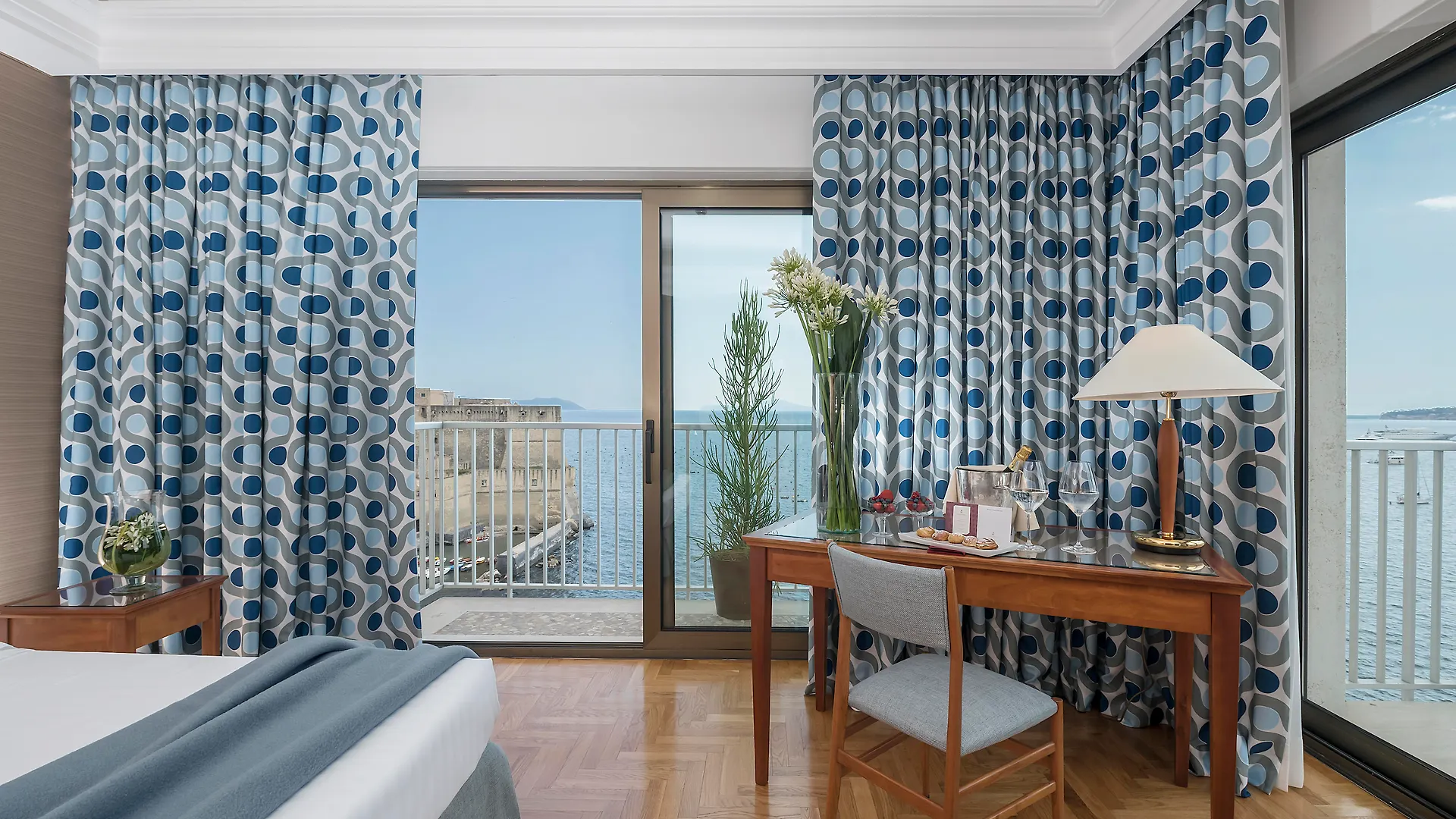 Hotel Royal Continental Naples 4*,